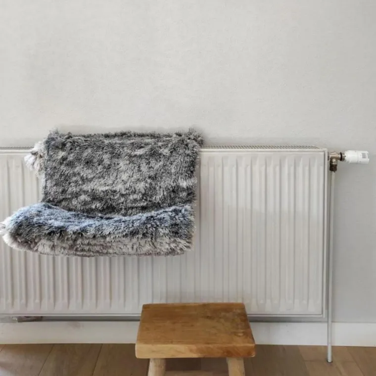 BOBBY Hamac de radiateur pour chat coloris noir Poilu Bicolor - 47 x 30 x 25 cm