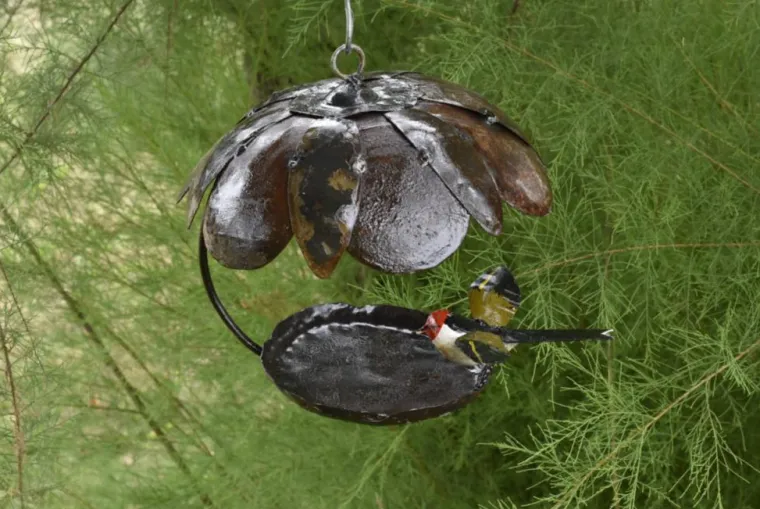 CHOUETTE & CO Mangeoire pour oiseau en métal recyclé avec toit fleur et mésange colorée Chouette&Co - 30 cm